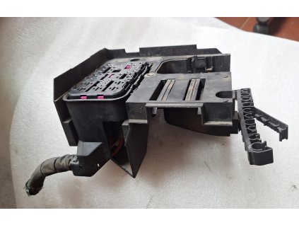 Pojistková skříň s držákem pojistkových bloků 1K0 937 700 B 1K0937700B 1K0 907 361 C 1K0907361C