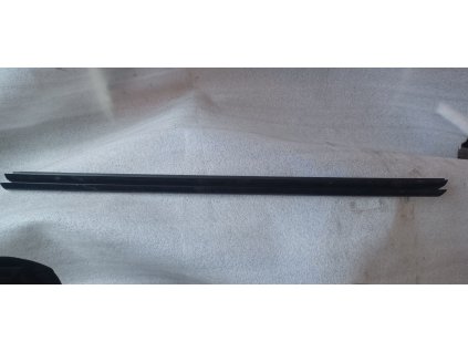Těsnění okna levé přední Škoda Octavia 2 1Z0 837 479 A 1Z0837479A