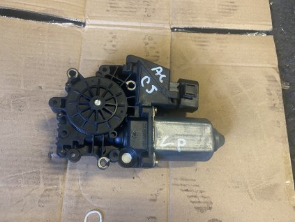 Motorek stahování oken levý přední Audi A6 C5 8D0 959 801 D 8D0959801D