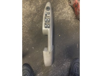 Madlo levé přední s ovládáním oken a elektrických zrcátek Hyundai Tucson 93570-2E200 93570-2E200