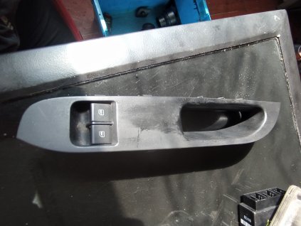 Spínač stahování levých předních dveří  oken Ibiza 6L1 867 171 D