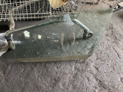 Sklo levé přední VW Golf 5