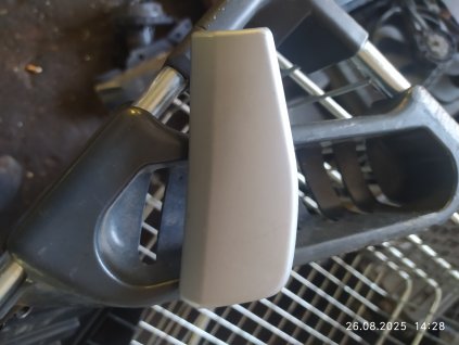 Krytka palubní desky ozdobná stříbrná Octavia 2 1Z1 858 415 1Z1858415