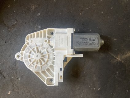 Motorek stahování oken pravý přední Škoda Superb 2 8K0 959 802 A 8K0959802A 966934-200 966934-200