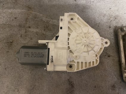 Motorek stahování oken pravý přední Audi A5 8T0 959 802 B 8T0959802B