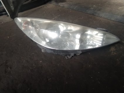 Právě přední světlo Peugeot 308
