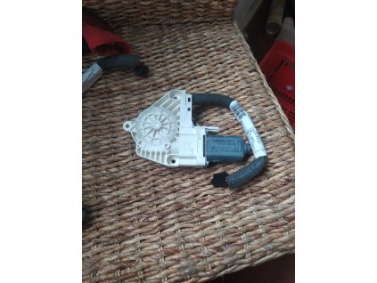 Motorek stahování oken levy Predni Superb 2 8K0 959 801 A 8K0959801A