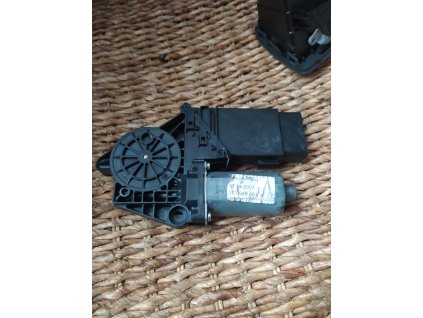 Motorek stahování oken levý přední Škoda superb 1 1C1 959 801 1C1959801