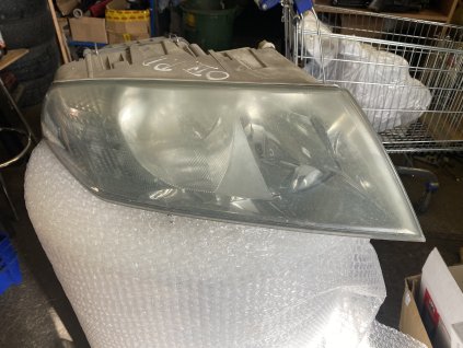 Přední světlo práve Škoda Octavia 2