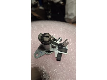 Zámek zadního víka kufru Audi A4 B6 8E0827573 8E0 827 573