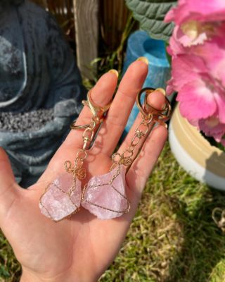 Další novinka🖤 Klíčenka s pravými kameny, 3.druhy a to buď to s růženínem,ametystem nebo citrínem. Kameny nosíme ve formě...