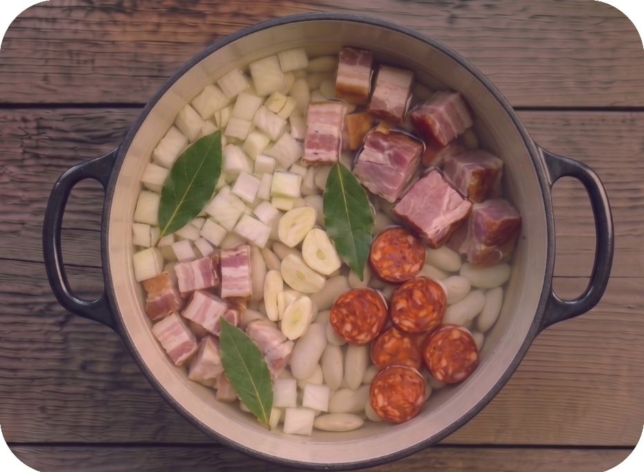 Hrniec s vodou, bielymi fazuľami, slaninou, klobáskou a bobkovým listom
