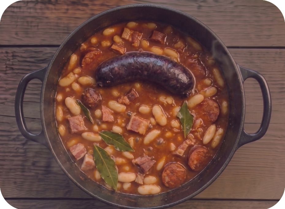 Hrniec s hotovou fabada asturiana, do ktorej bola pridaná morcilla