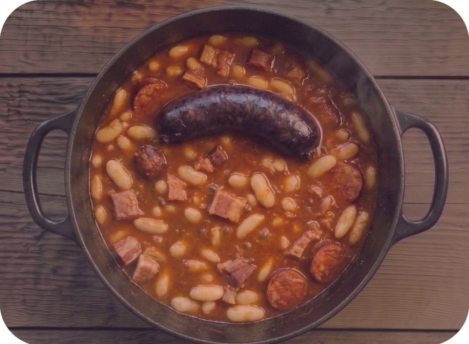 Hrniec s hotovou fabada asturiana, z ktorej boli vybrané bobkové listy