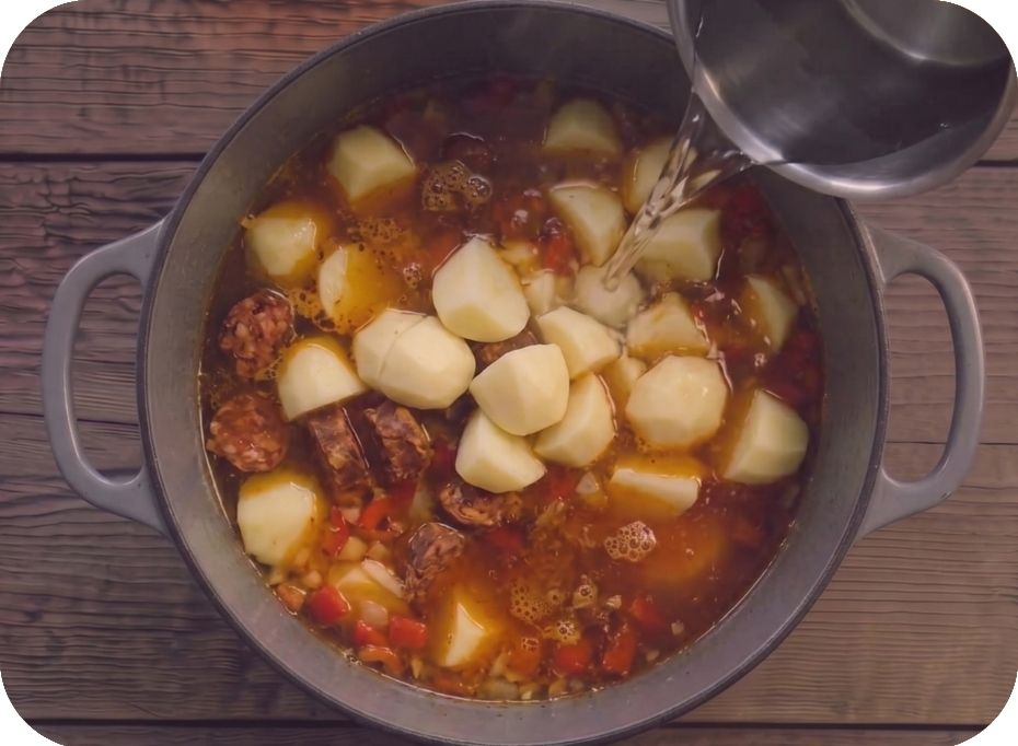 Hrniec, v ktorom sa varí patatas a la riojana