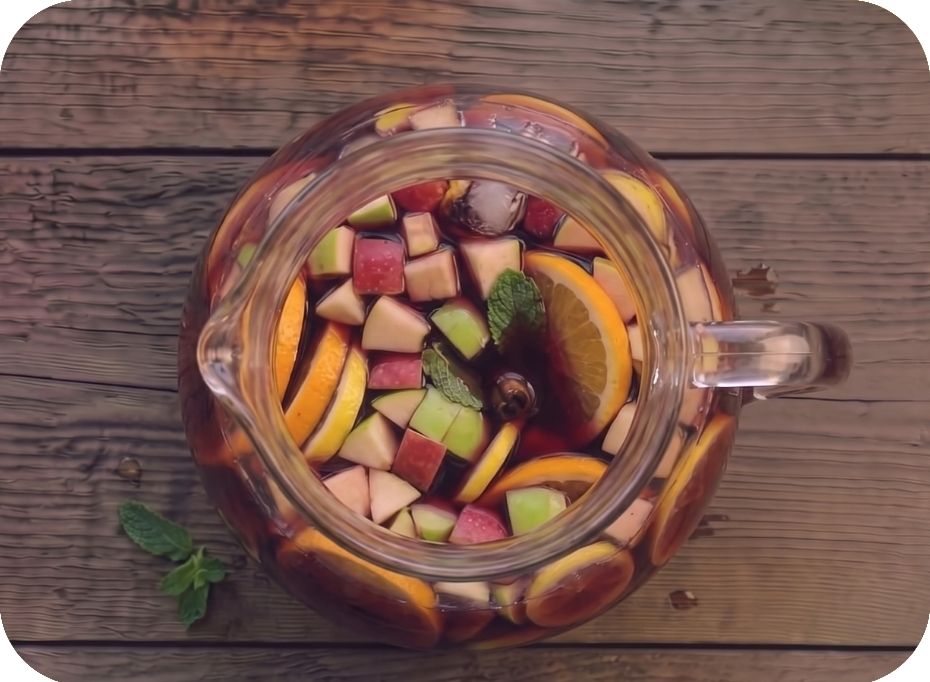 Sangria zamiešaná v džbáne