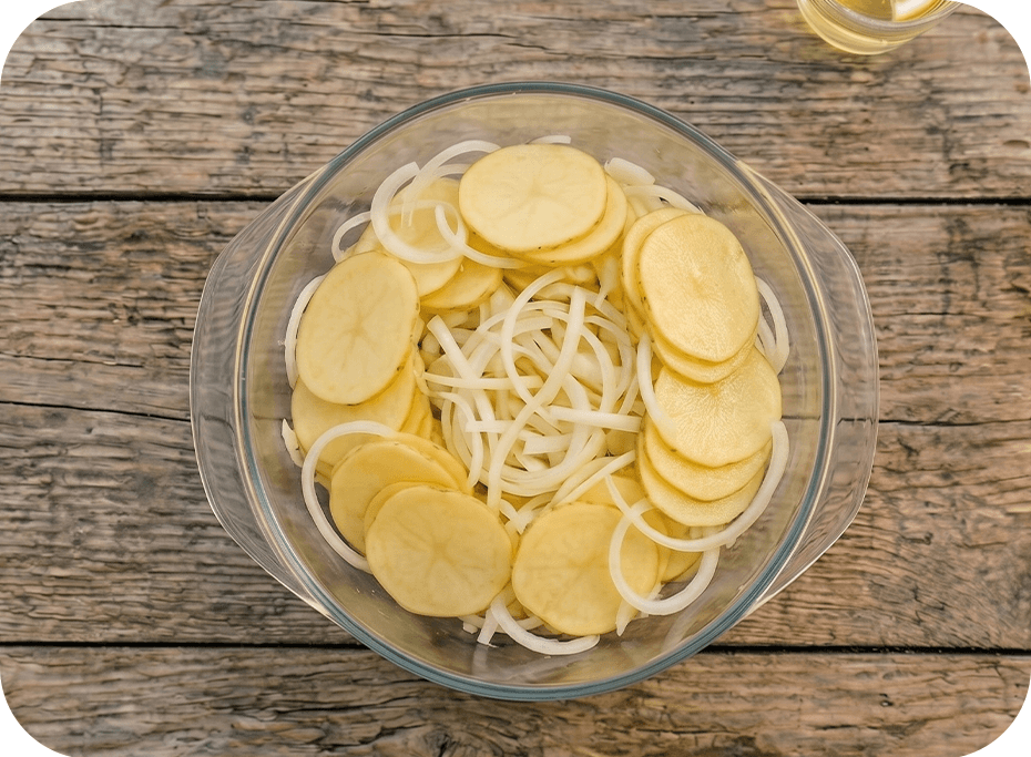 Nakrájaná cibuľa a zemiaky