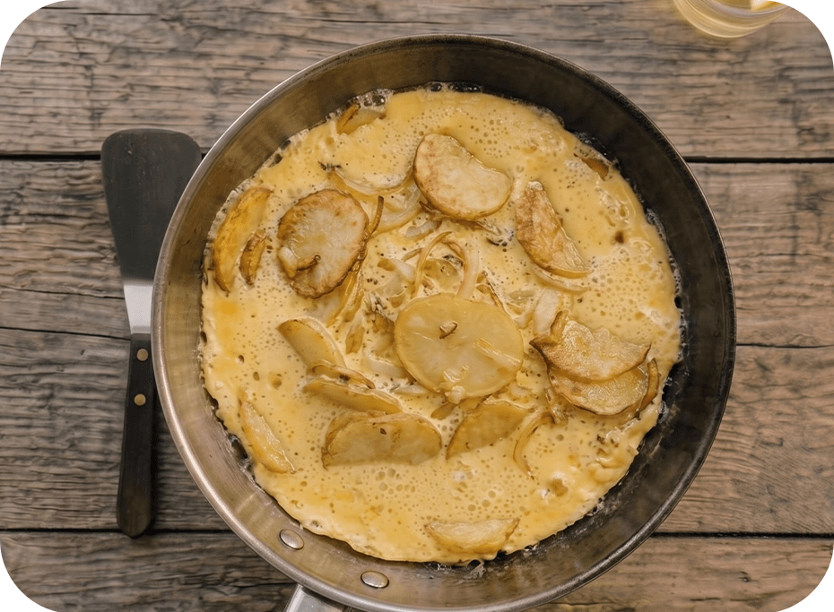 Vajcia, zemiaky a cibuľa sa pražia na panvici