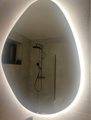 Zrcadlo BAKU 110 × 85 cm na stojato, bez pískovaného okraje a s vyšší hustotou LED diod. Výsledkem je čistý design,...