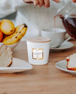 Jemná, hřejivá a uklidňující. Vůně vanilky, která obejme smysly, zpomalí čas a promění obyčejný večer v malý rituál...