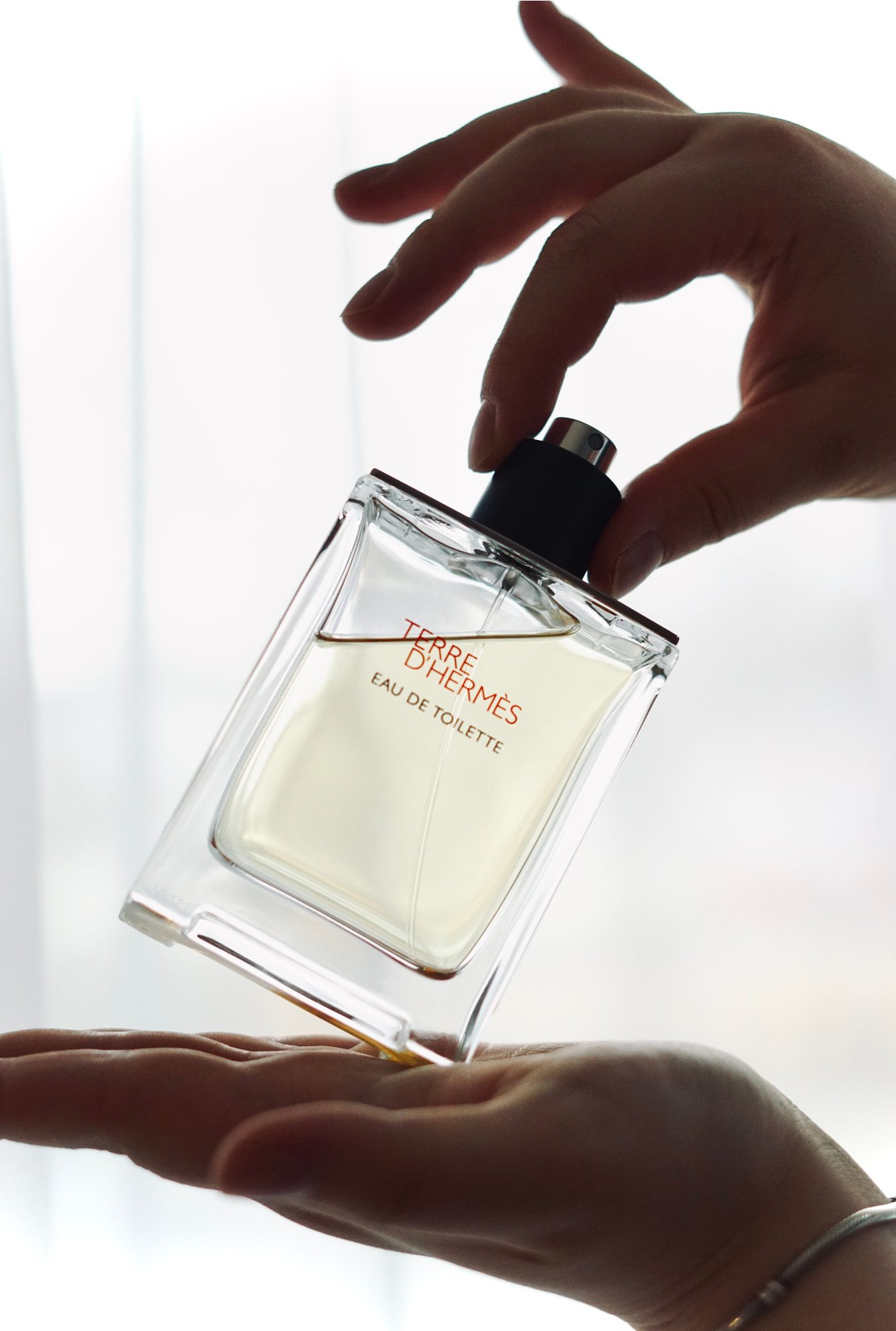 Prečo parfum v lete nevydrží? Chyby, ktoré skracujú vôňu v horúčave