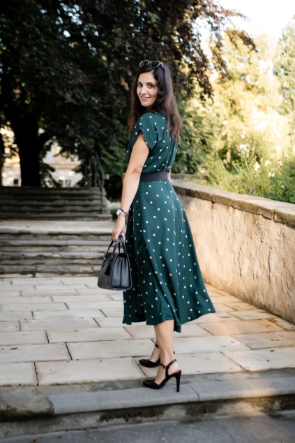 Zavinovací šaty - puntíkaté - lahvově zelená - EcoVero viskóza - 2 týdny