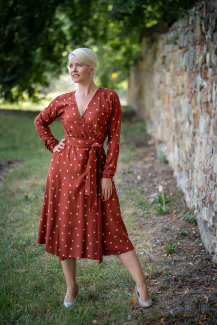 Zavinovací šaty - puntíkaté - rezavá - EcoVero viskóza - krátké 100 cm - vel. M - skladem