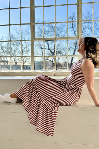 Proužkované šaty řasené - rosewood - smetanová