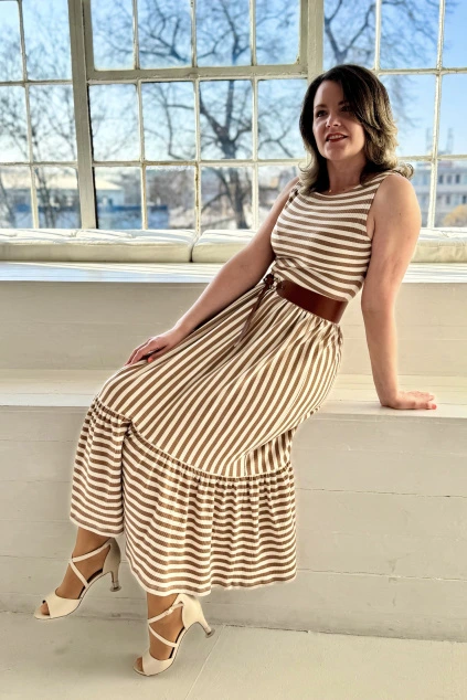 Proužkované šaty řasené - mocha - smetanová - 2 týdny