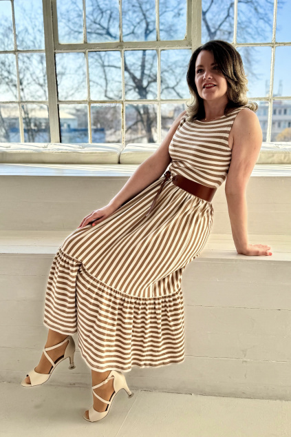 Proužkované šaty řasené - mocha - smetanová