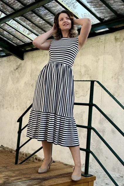 Proužkované šaty řasené - modro - smetanová - 2 týdny