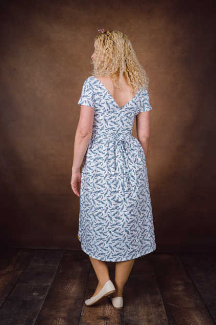 Dyzajnové šaty Julia midi - modré větvičky - vel. S - délka 115 cm - s rozparkem - skladem