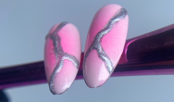 Aura nebo Blush nails: Stejný trend a 3 různé návody, jak je vytvořit