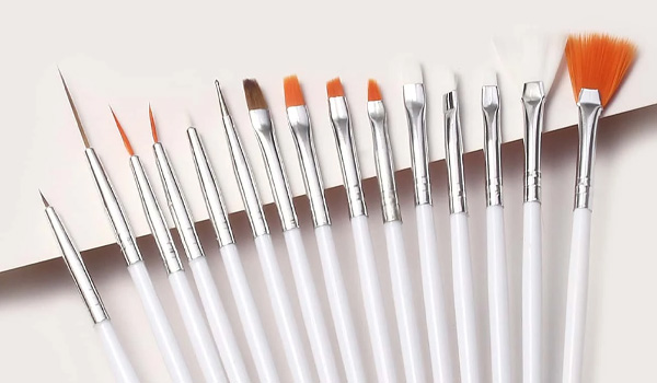 Jaké typy štětců budete na manikúru potřebovat?