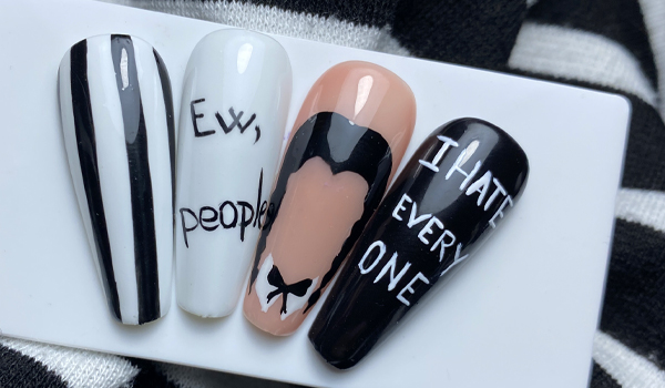 Inspirace: Nehty jako ze seriálu. Doslova!