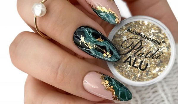 Jak pracovat s hliníkovými vločkami + tipy na třpytivou manikúru