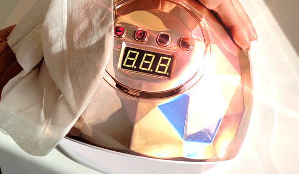 Jak udržovat UV/LED lampu na nehty čistou?