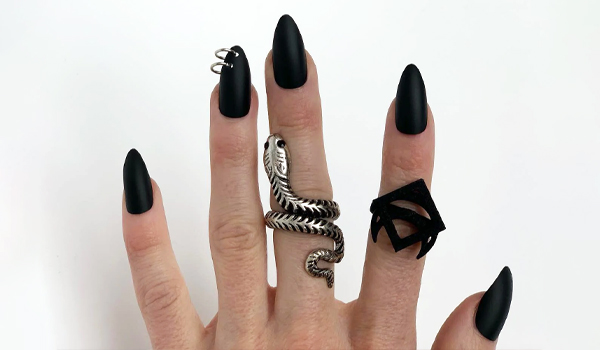 Nehtový piercing - zdobení nehtů, o kterém nevíme, co si myslet