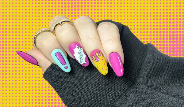 Inspirace: Pop art manikúra jako vystřižená z komiksu