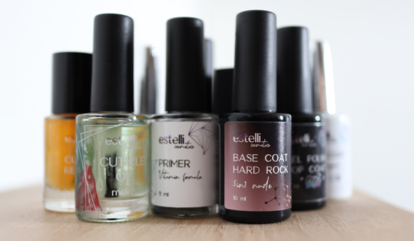 Průvodce všemi pomocnými tekutinami na nehtovou modeláž