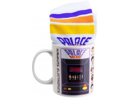 Dárkový set - hrnek s ponožkami Stranger Things:Palace Arcade (objem 310 ml|EU 41 - 46)