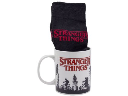 Dárkový set - hrnek s ponožkami Netflix | Stranger Things: Les (objem 300 ml | EU 41 - 46)