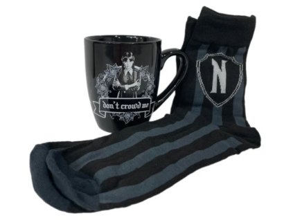 Dárkový set hrnek s ponožkami Netflix | Wednesday: Ve středu nosím černou a nesuďte mě (objem 315 ml | velikost unisex)