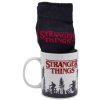 Dárkový set - hrnek s ponožkami Netflix | Stranger Things: Les (objem 300 ml | EU 41 - 46)