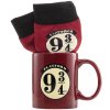 Dárkový set - hrnek s ponožkami Harry Potter: Nástupiště 9 3/4 (objem hrnku 315 ml | velikost ponožek EU 41-45)