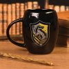 Černý keramický oválný hrnek Harry Potter: Hufflepuff Uniform (objem 425 ml)