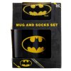 Dárkový set - hrnek s ponožkami DC Comics | Batman: Batman Logo (objem hrnku 315 ml | velikost ponožek EU 41-45)