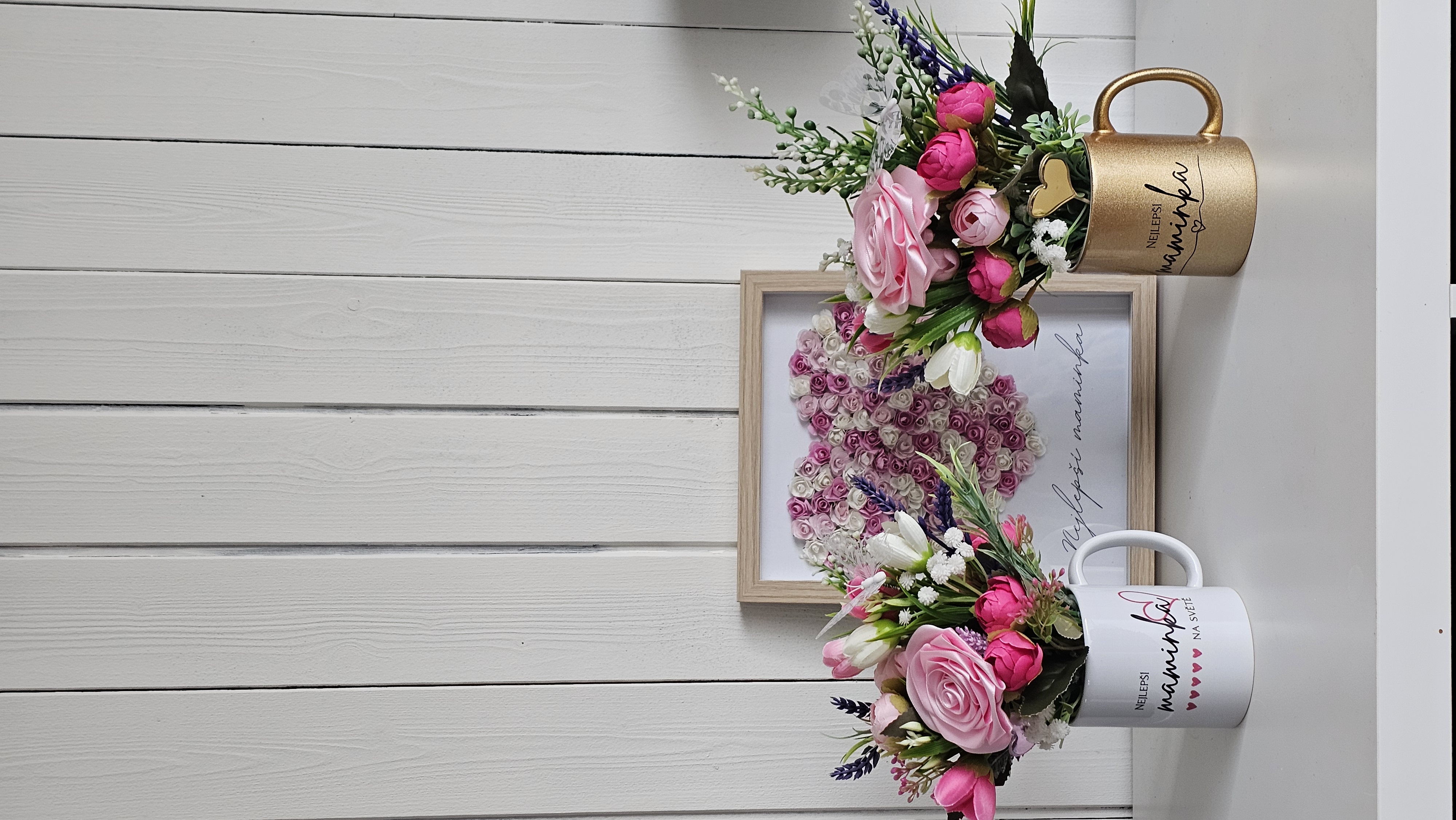 Bílý a zlatý hrnek pro maminku s věčnou kyticí Eternal Flowers