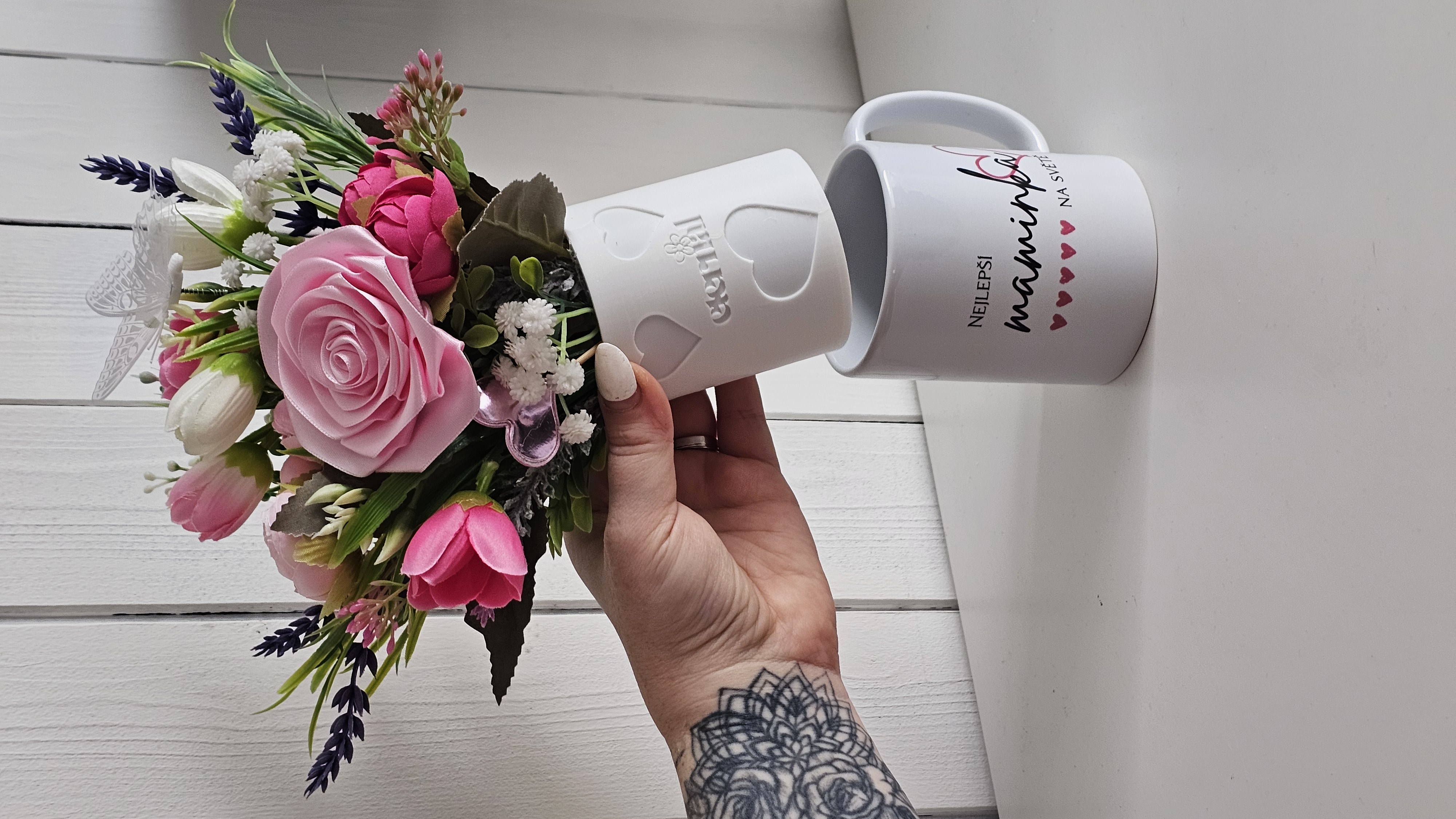 Detail chytrého stojánku pro vyjmutí saténové kytice z hrnku