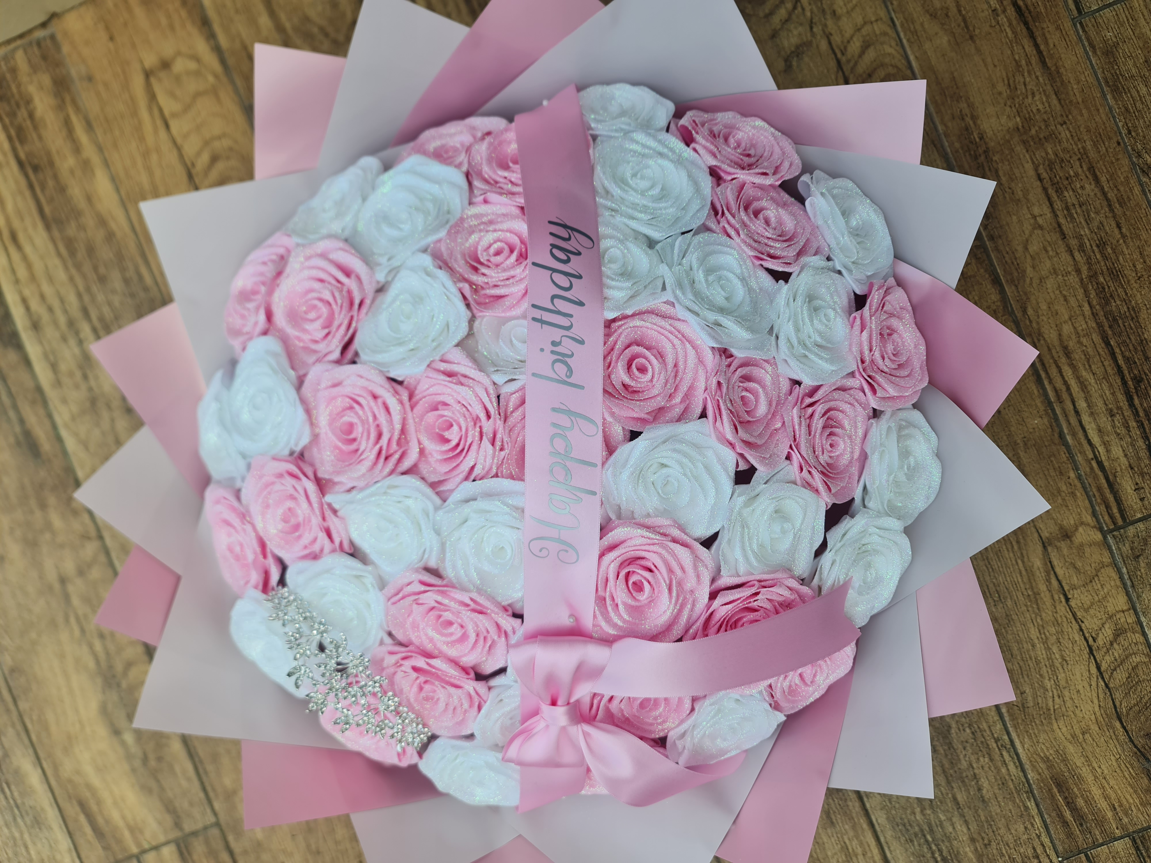 Velká růžovo-bílá kytice ze stuh se saténovými růžemi a nápisem Happy Birthday